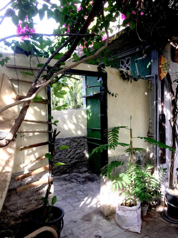 Merdeka House Maluk Экстерьер фото