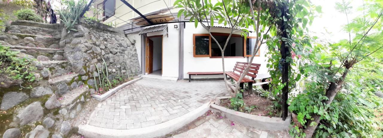Merdeka House Maluk Экстерьер фото